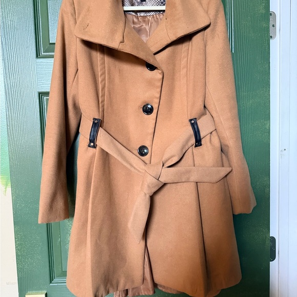 Pleated Camel Coat with Belt and Oversized Buttons - Picture 2 of 10